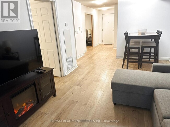 Building Photo - 104-270 Wellington St W