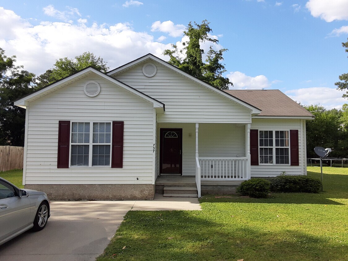 Front View - 737 Lincoln St S