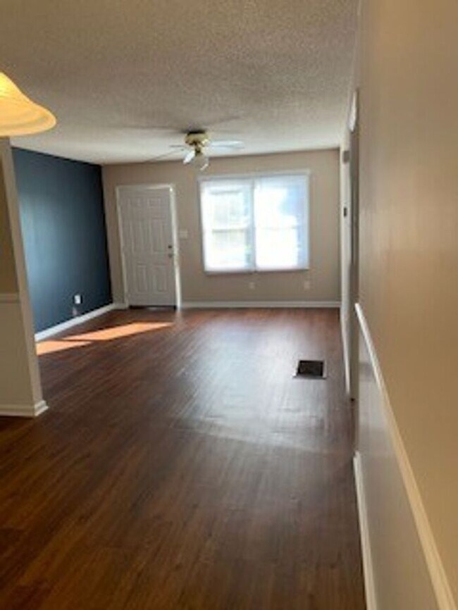 Building Photo - 2 Bedroom 1 Bath Oak Ridge Garden Style du...