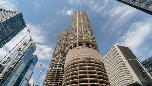Foto del edificio - 300 N State St