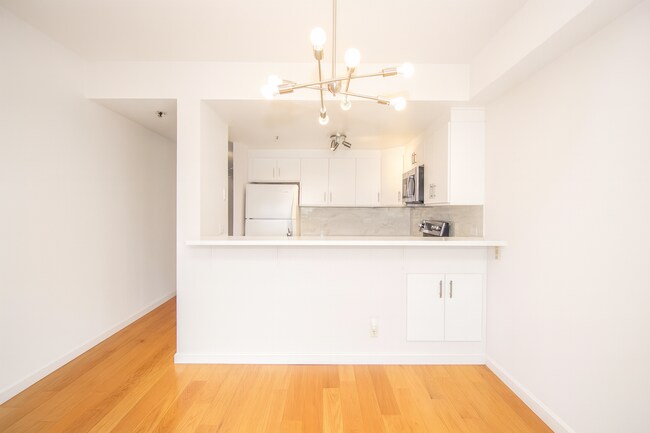 Foto del edificio - Updated One Bedroom Condo at Opera Plaza | AMSI | Alexandr Metlinski