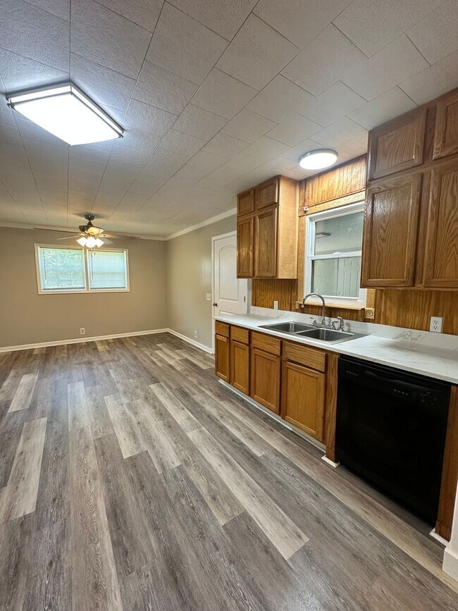 Foto del edificio - 3 Bed 2 Bath Brick Home with Additional Living Space - Newly Renovated