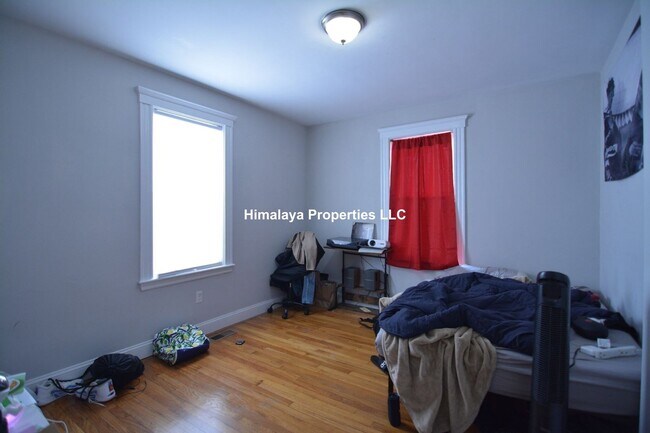 Building Photo - 4 Bedroom
