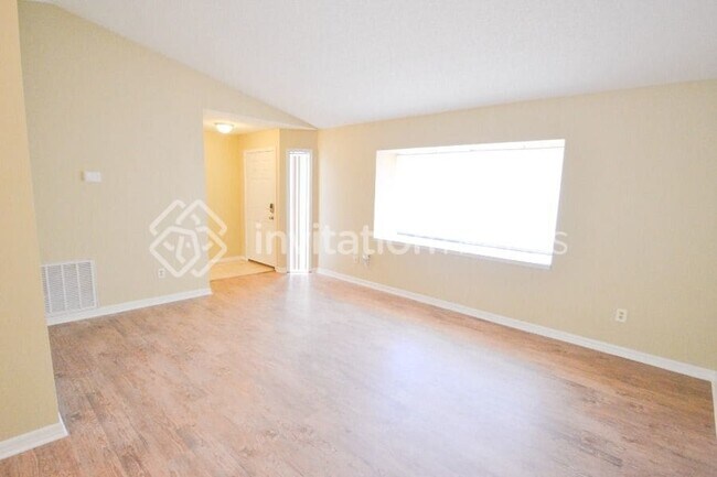 Foto del edificio - 1702 Ingram Terrace