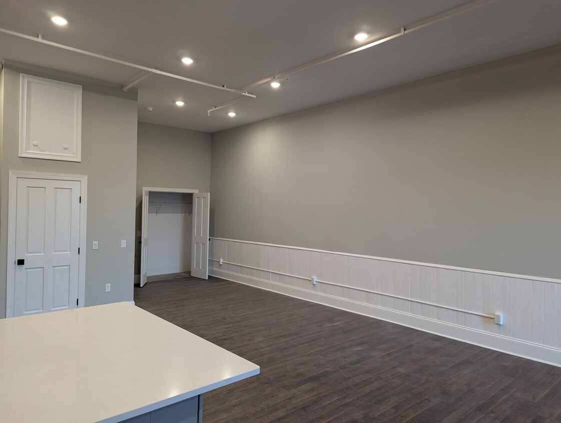 Building Photo - 111 S Main St