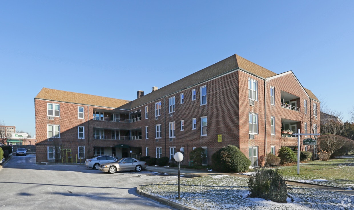 3135 Lenox Rd, Rockville Centre, NY 11570 Apartments in Rockville