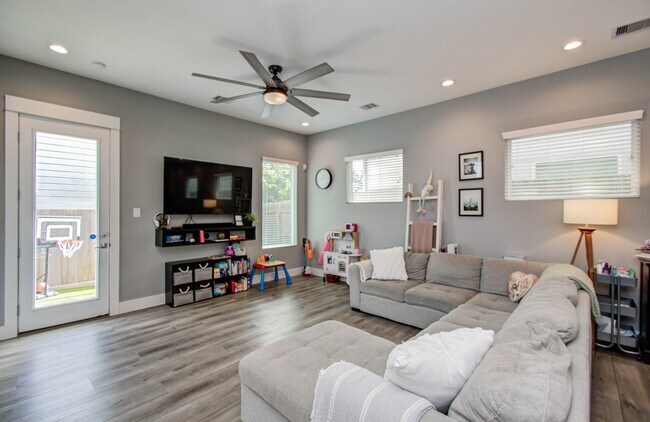 Foto del edificio - 1221 W Tidwell Rd