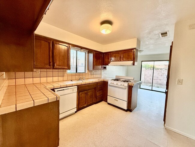 Building Photo - 2041