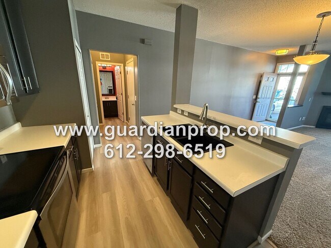 Foto del edificio - Woodbury Townhouse Available September  1, Open Floor Plan, Loft Area, Fireplace, Updated Kitchen...
