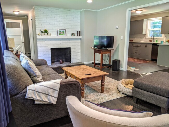 Open concept family room - 50 Hunters Ln