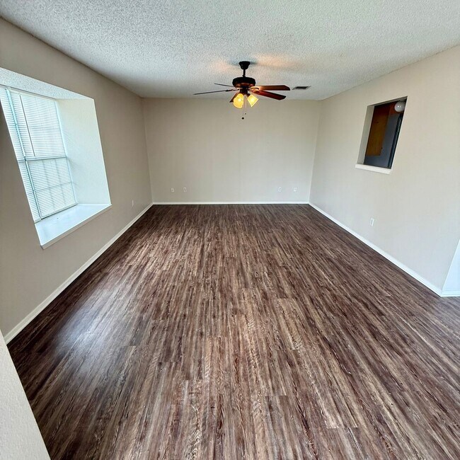 Foto del edificio - 2 bedroom Lorena ISD duplex