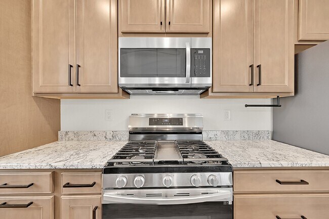 Building Photo - $2,250 - 2 Bed,1 Bath, Updated townhome in...