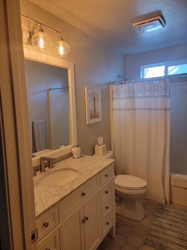 Foto del edificio - 3 Bed - 2 Bath - Fenced Yard