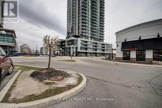 Photo du bâtiment - 3975-3975 Grand Park Dr