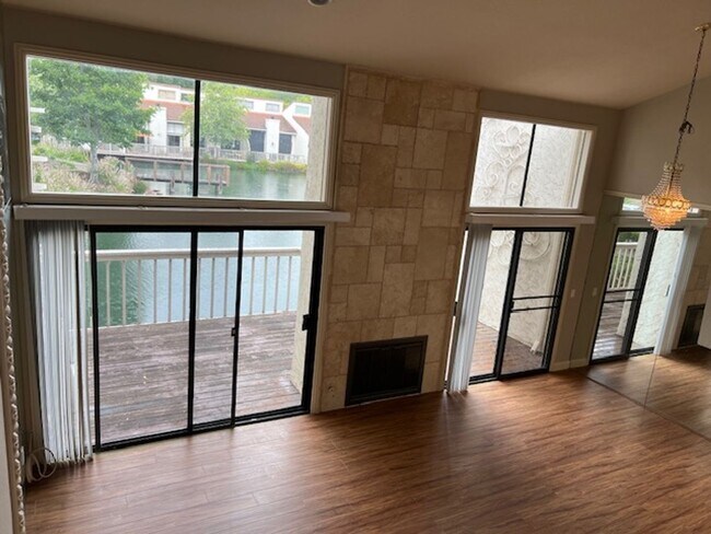 Foto del edificio - Rinconada Hills-2 bedroom, 2 story Townhome with lake side views.