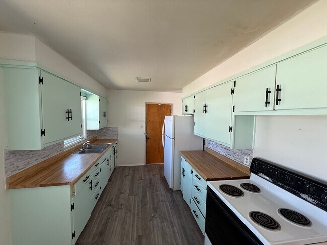 Building Photo - 4 Bed 2 Bath Home! In Highland School Dist...