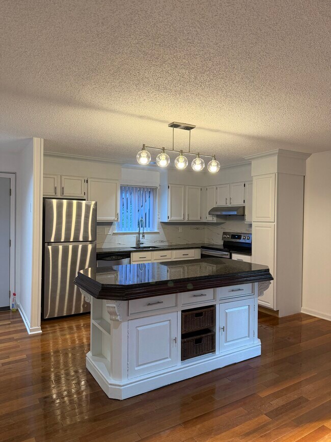 Foto del edificio - 703 Meadow Woods Ln