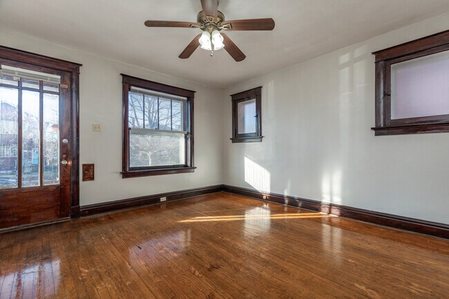 Foto del edificio - 3905 Dunnica Ave