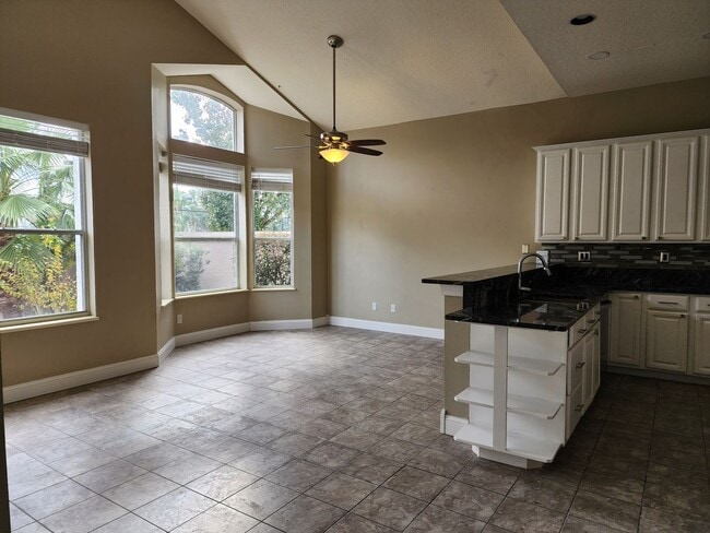 Building Photo - Hunters Creek Home with Fenced Back Yard in Guard-Gated Golf Community