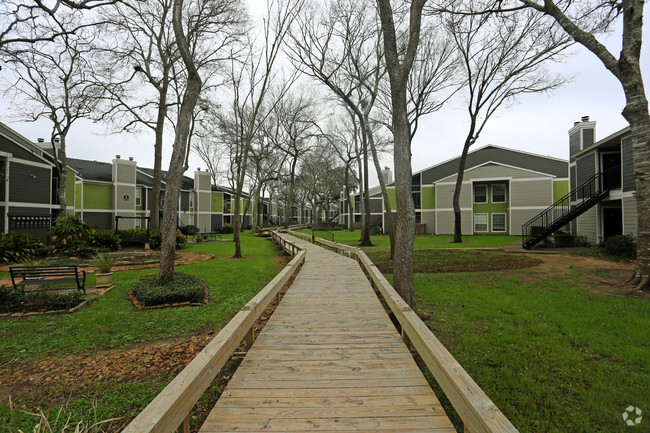 Oaks Of Lake Jackson Apartments