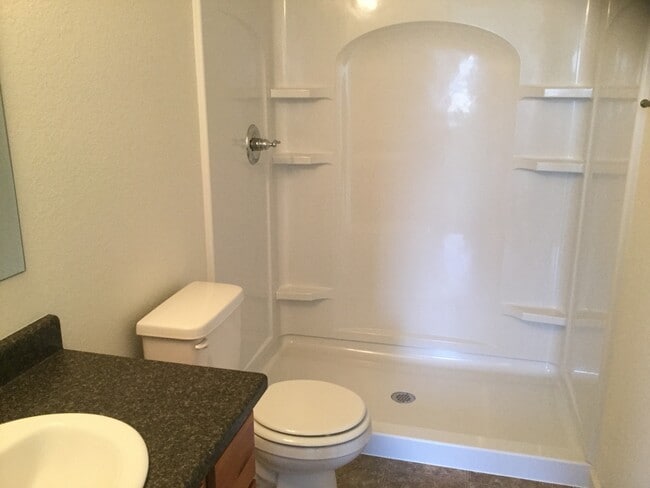 Building Photo - 3 BEDROOM, 2.5 BATHROOM SADDLE RIDGE TWINHOME