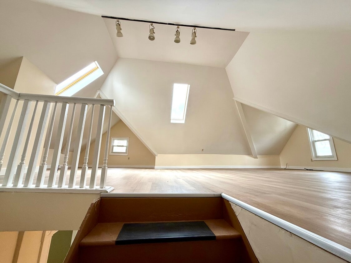 Huge upstairs living space - 1054 Vance Ave