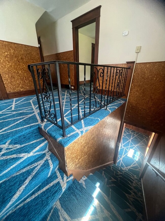 Building Photo - 553 E 5th St