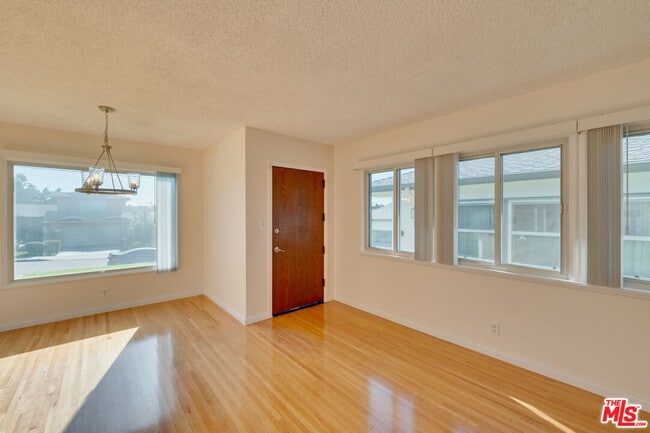 Foto del edificio - 431 W Acacia Ave