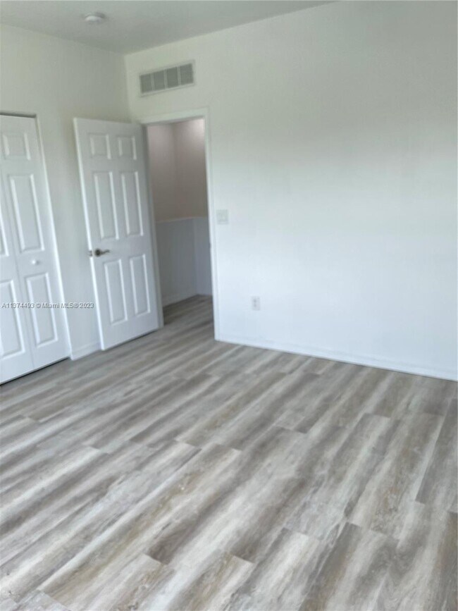 Building Photo - 4913 SW 135th Ave