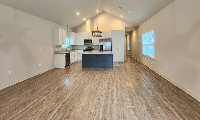 Building Photo - Walkable to Downtown 3 Bedroom/2.5 Bath Beautiful Home!!