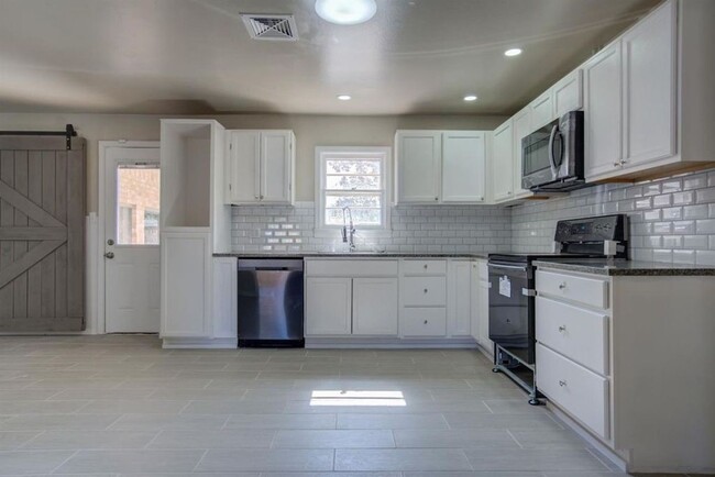 Building Photo - Spacious and Updated Four Bedroom Three Ba...