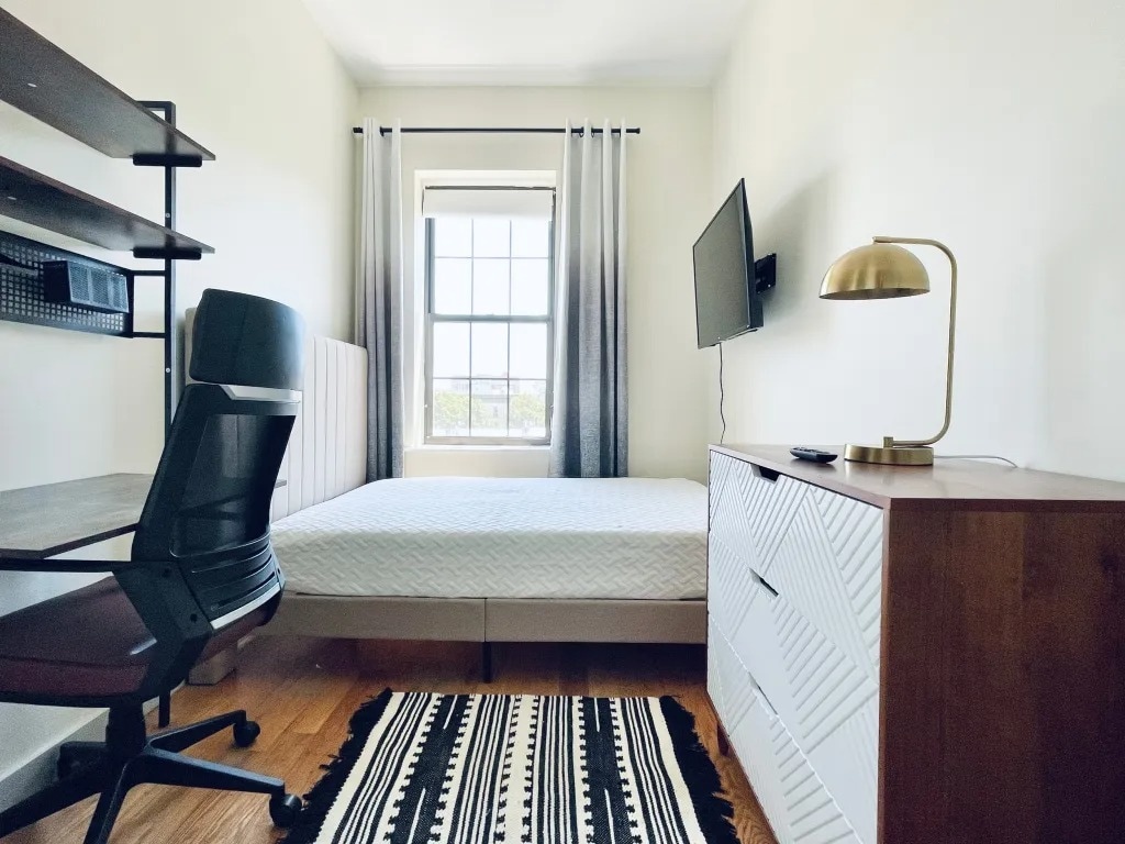 Building Photo - Furnished room/NOT APARTMENT