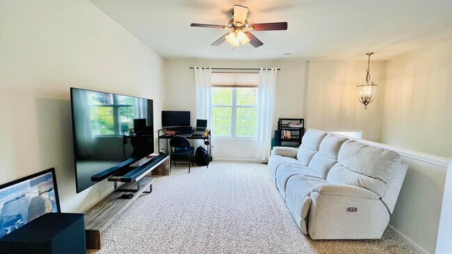 Foto del edificio - 28000 Hopkins Dr