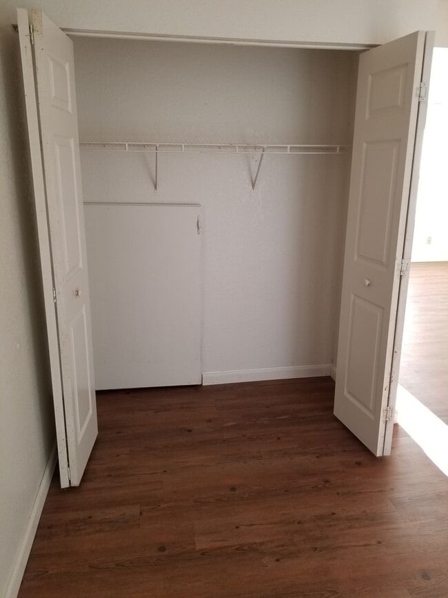 Building Photo - 3 bedroom 2.5 bathroom town house for rent
