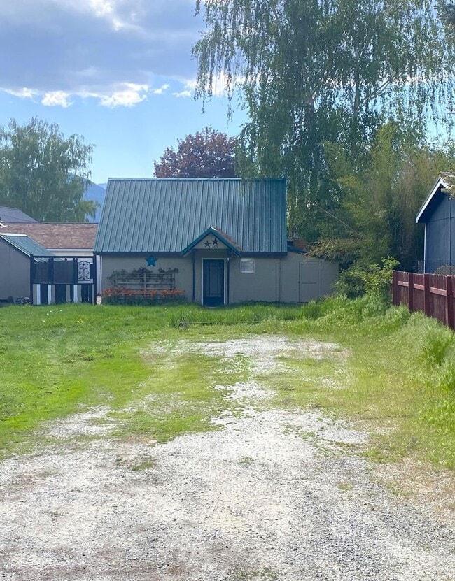 Building Photo - Charming 1-Bedroom Home – All Utilities In...