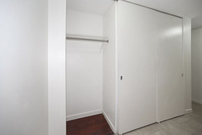 Building Photo - Available Now! Spacious 2 Bedroom 1 bathro...