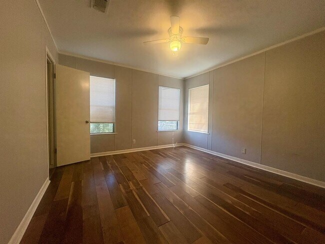 Building Photo - 905 Kirk St