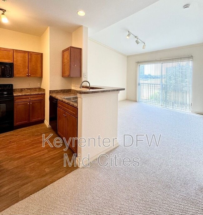 Foto del edificio - 330 E Las Colinas Blvd