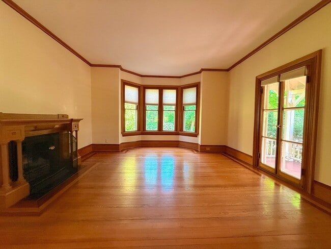 Building Photo - 209 Bacon St