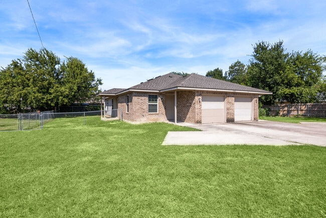 front yard - 2501 Oak Ln front yard - 2501 Oak Ln