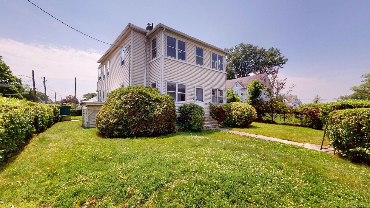Foto principal - 907 New Britain Ave
