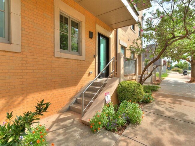 Foto del edificio - Luxury Fully Furnished Downtown OKC Brownstone Available for Lease!