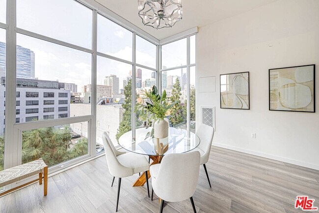 Foto del edificio - 1050 S Grand Ave