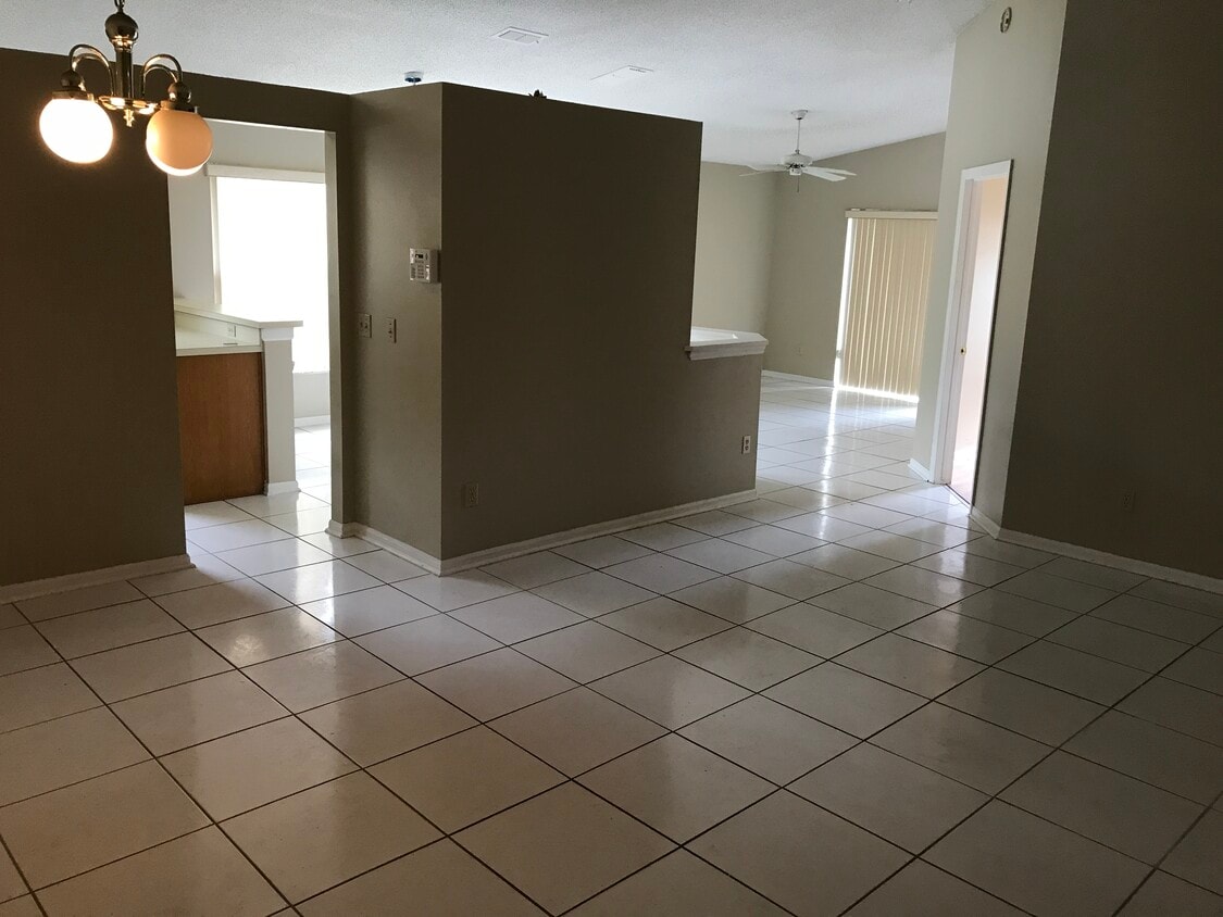 Building Photo - 643 Wechsler Cir
