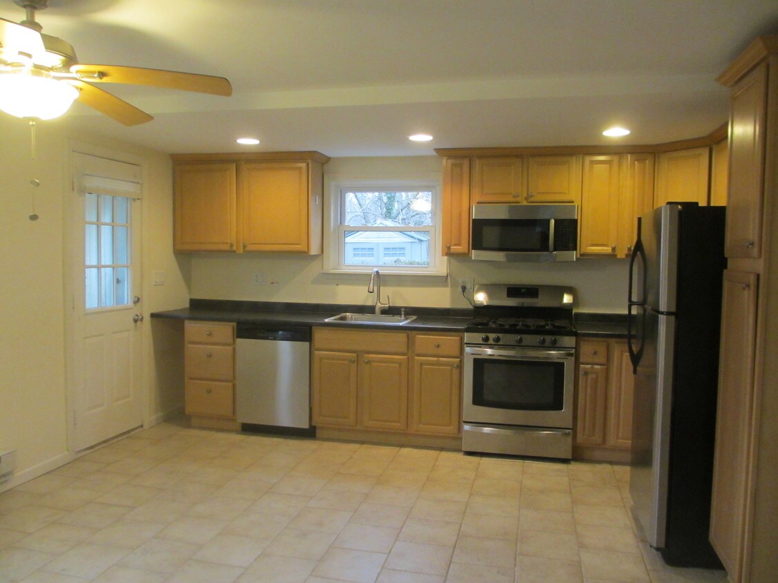 Primary Photo - 527 S Laurel Ave