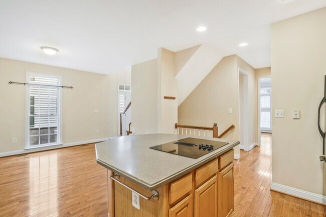 Building Photo - Spacious Brick Townhome minutes from Vienn...