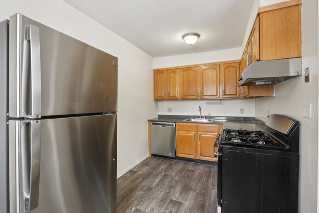 Building Photo - Hillcrest Apartments