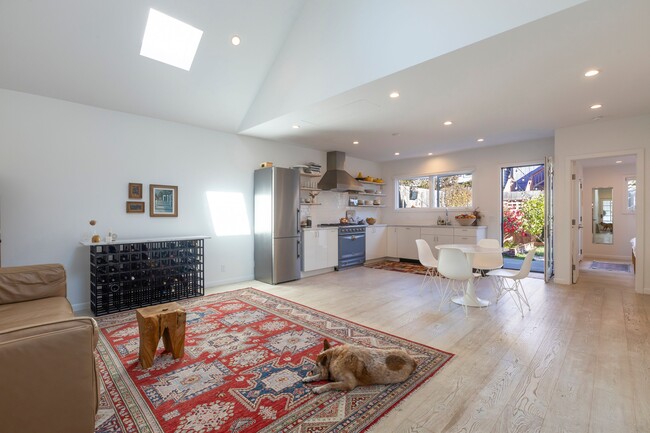 Building Photo - 449 Gates St