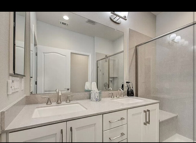 Building Photo - 181 Hudson Plz