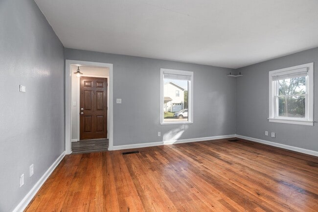 Building Photo - 3 Bedroom Single Family Home - AVAILABLE NOW